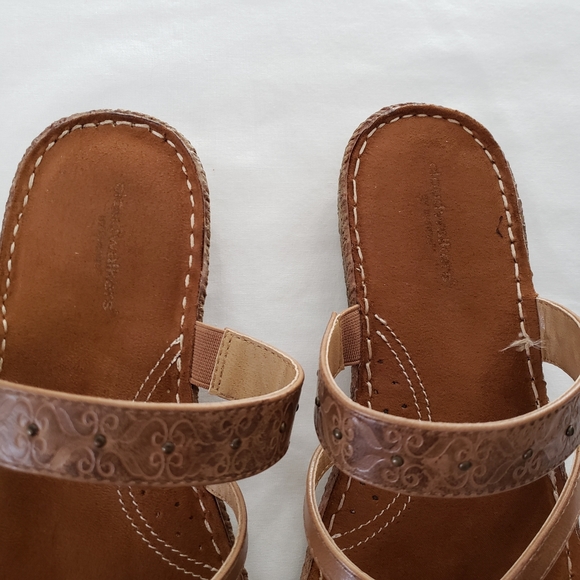 Avenue || Brown 8W Tooled Toe Loop Slide Sandals - Picture 4 of 5